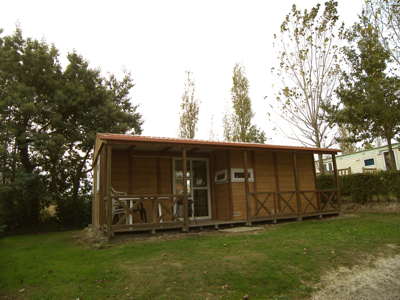 Camping du lac du jaunay à landevieille : emplacements tentes, chalets et mobil-home en pleine natu